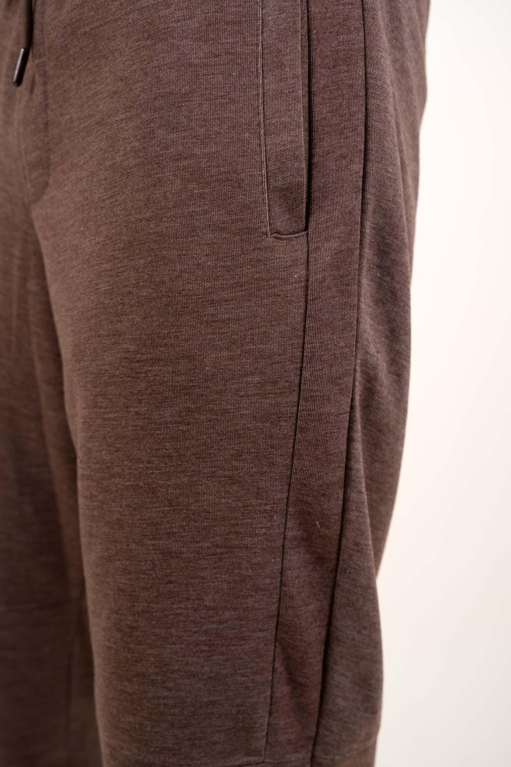 Detailed image of the waistband and drawstring of the brown jogger pants, emphasizing their adjustable fit