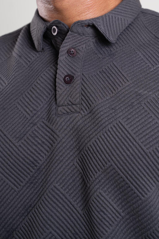 Detailed image of the collar of the grey textured t-shirt, accentuating its subtle design